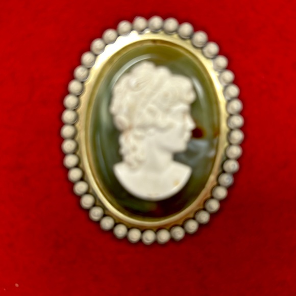 - Vintage tin confectionary box with red velvet and faux cameo hinged lid - Picture 9 of 12